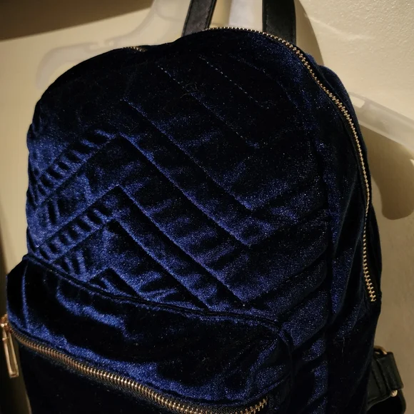 π EUC Navy Quilt Velvet Backpack - Picture 4 of 11